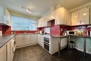 Kitchen/Breakfast Room- click for photo gallery